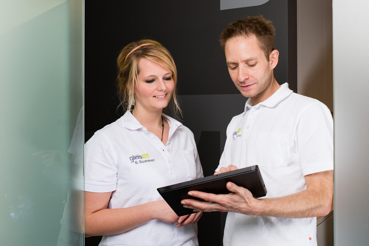 Zahnarzt Christian Bühler und Dentalhygienikerin besprechen die optimale Patientenbehandlung