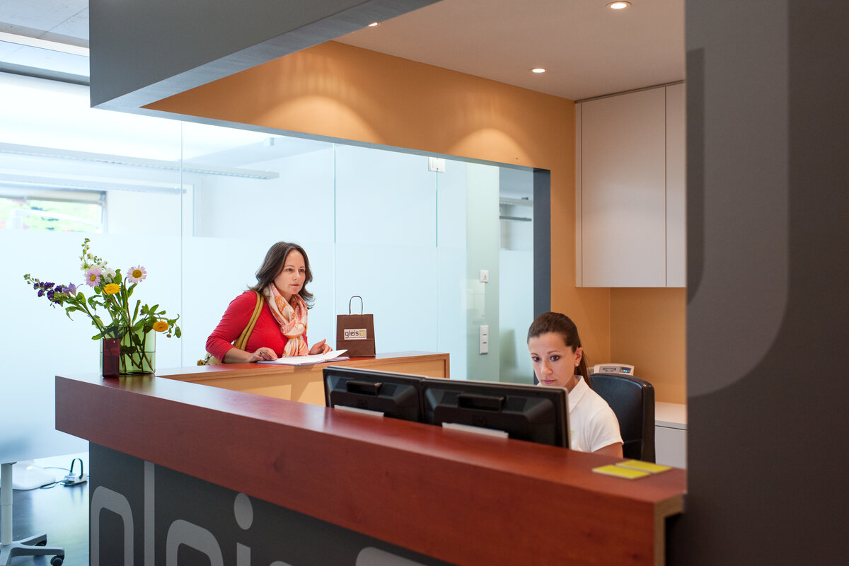 Patientin bei Terminvereinbarung