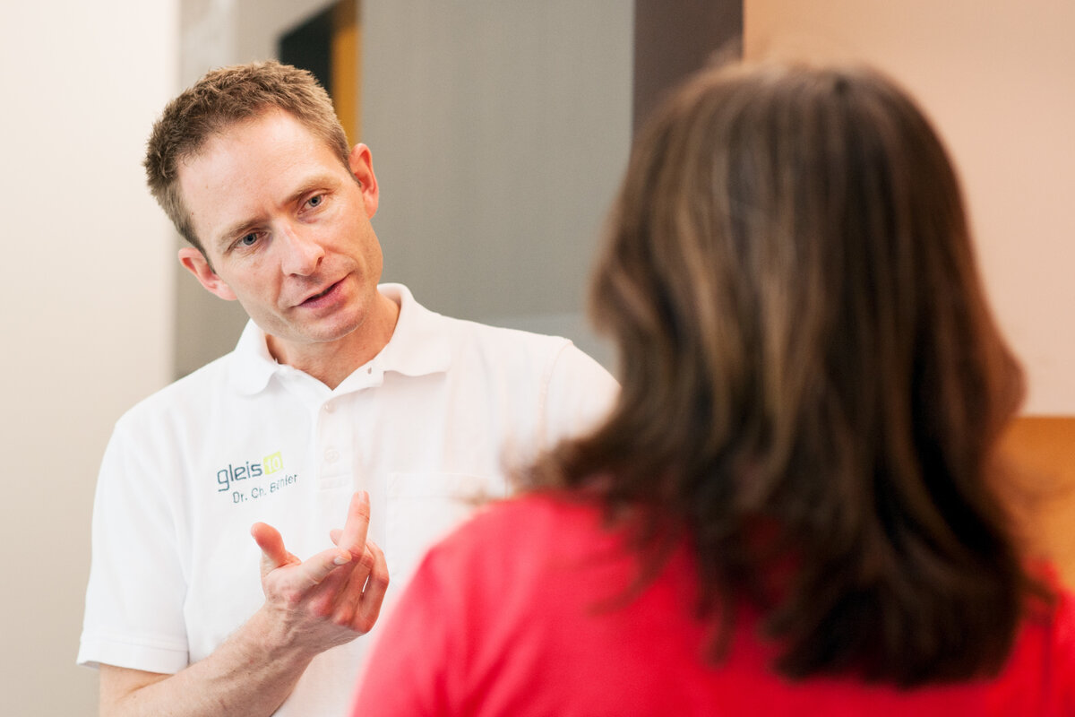 Dr. Bühler im Gespräch mit Patientin