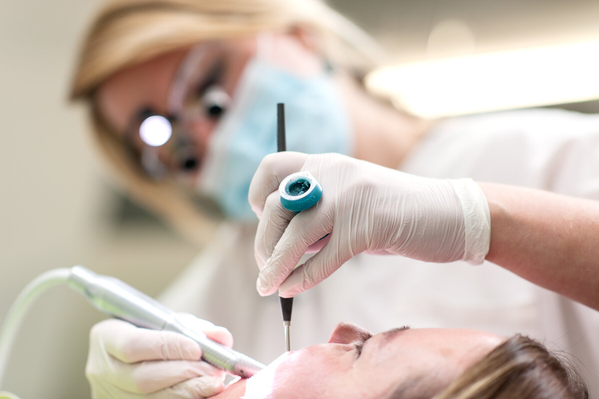 Dentalhygienikerin bei der Patientenbehandlung