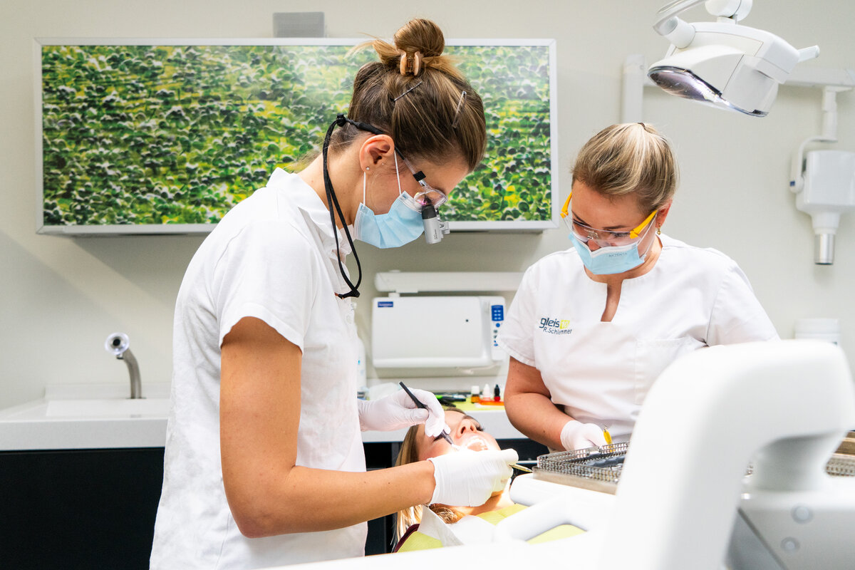 Zahnärztin Dr. Luso am behandeln